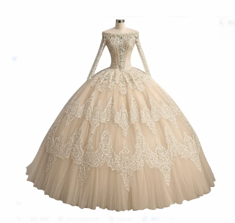 Braut-Ballkleid mit weitem Rock, langen Ärmeln und geschichteten Spitzenmotiven Braut-Ballkleid mit weitem Rock, langen Ärmeln und geschichteten Spitzenmotiven