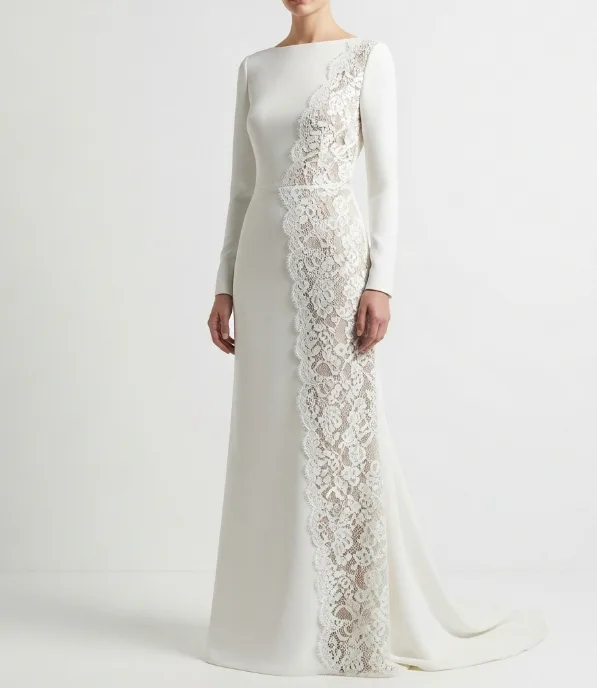 Gerades weißes Langarmkleid mit einem floralen Spitzeneinsatz an einer Seite Gerades weißes Langarmkleid mit einem floralen Spitzeneinsatz an einer Seite