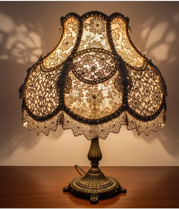 Leuchtende Tischlampe mit verziertem Spitzenschirm und Bogenkante Leuchtende Tischlampe mit verziertem Spitzenschirm und Bogenkante