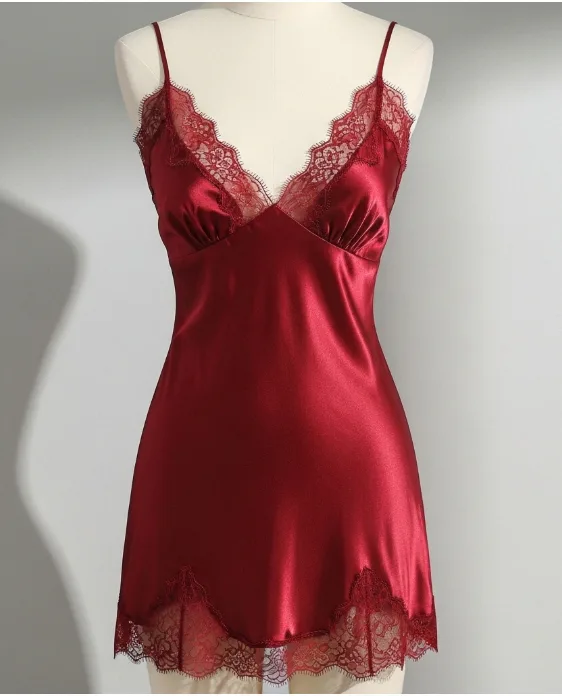 Rotes Unterkleid mit Spitzenbesatz an Ausschnitt und Saum Rotes Unterkleid mit Spitzenbesatz an Ausschnitt und Saum