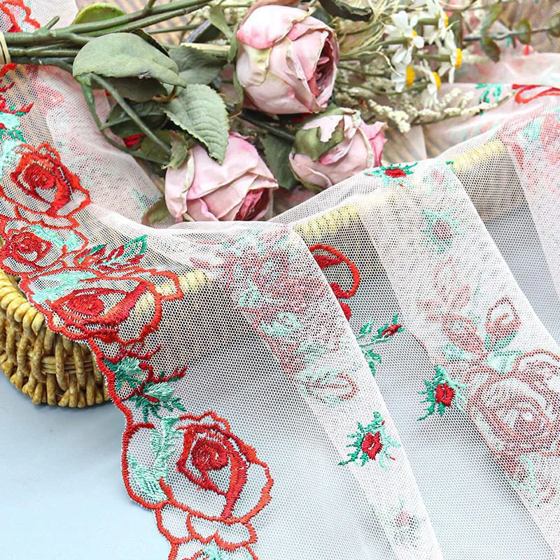 Netzstoff mit roter Rosenstickerei W009280A — Detail 2