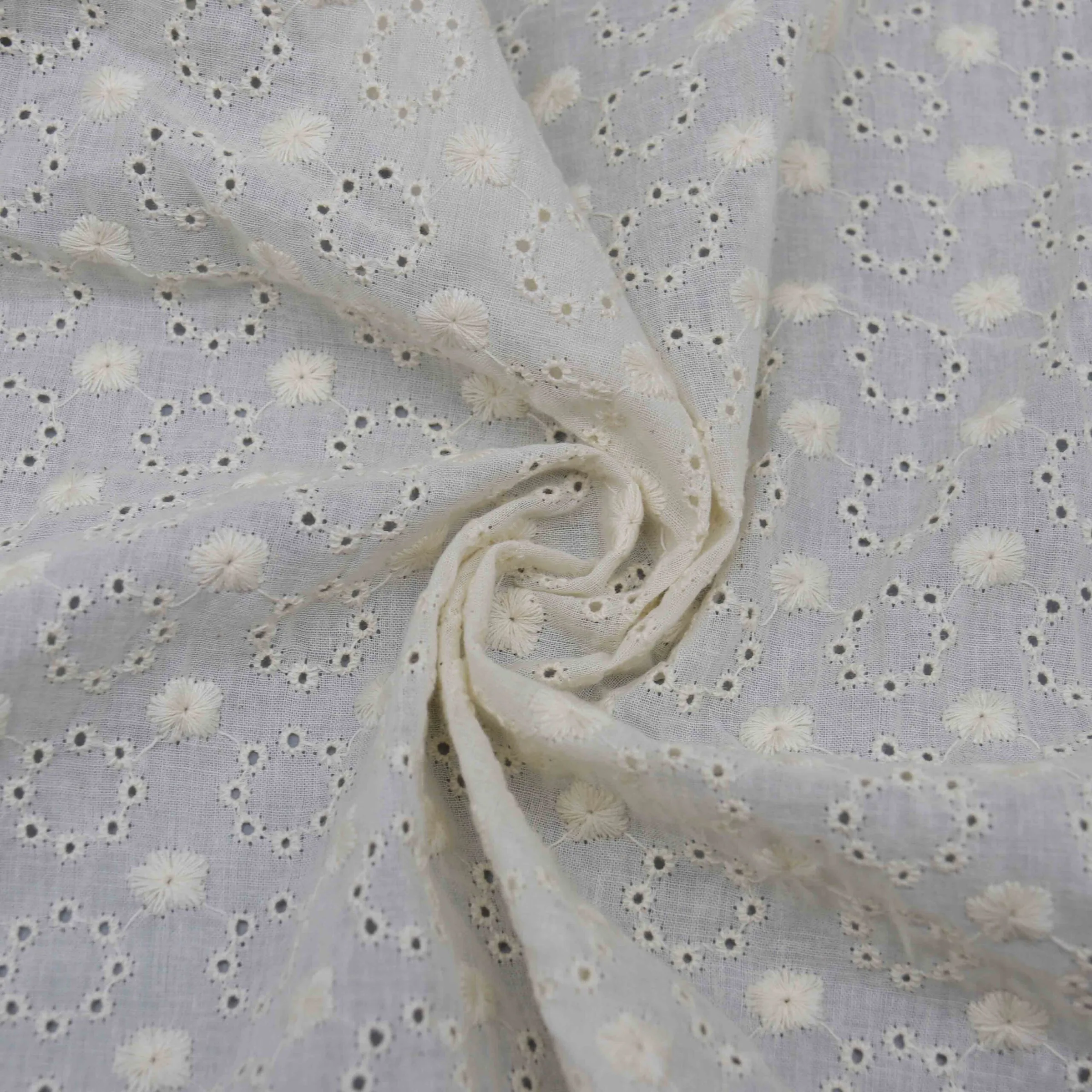 Ivory Daisy and Ring Eyelet YT26009