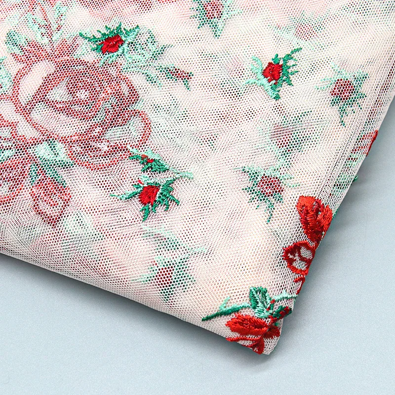 Netzstoff mit roter Rosenstickerei W009280A