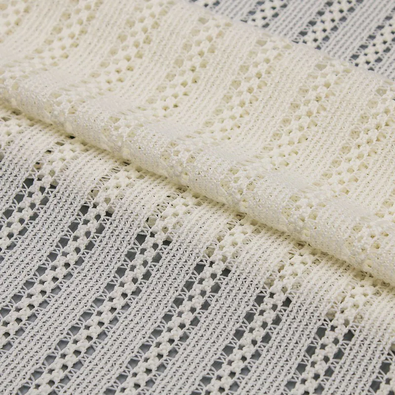 Tissu de dentelle sur tulle en polyester et élasthanne F2302 — détail 2