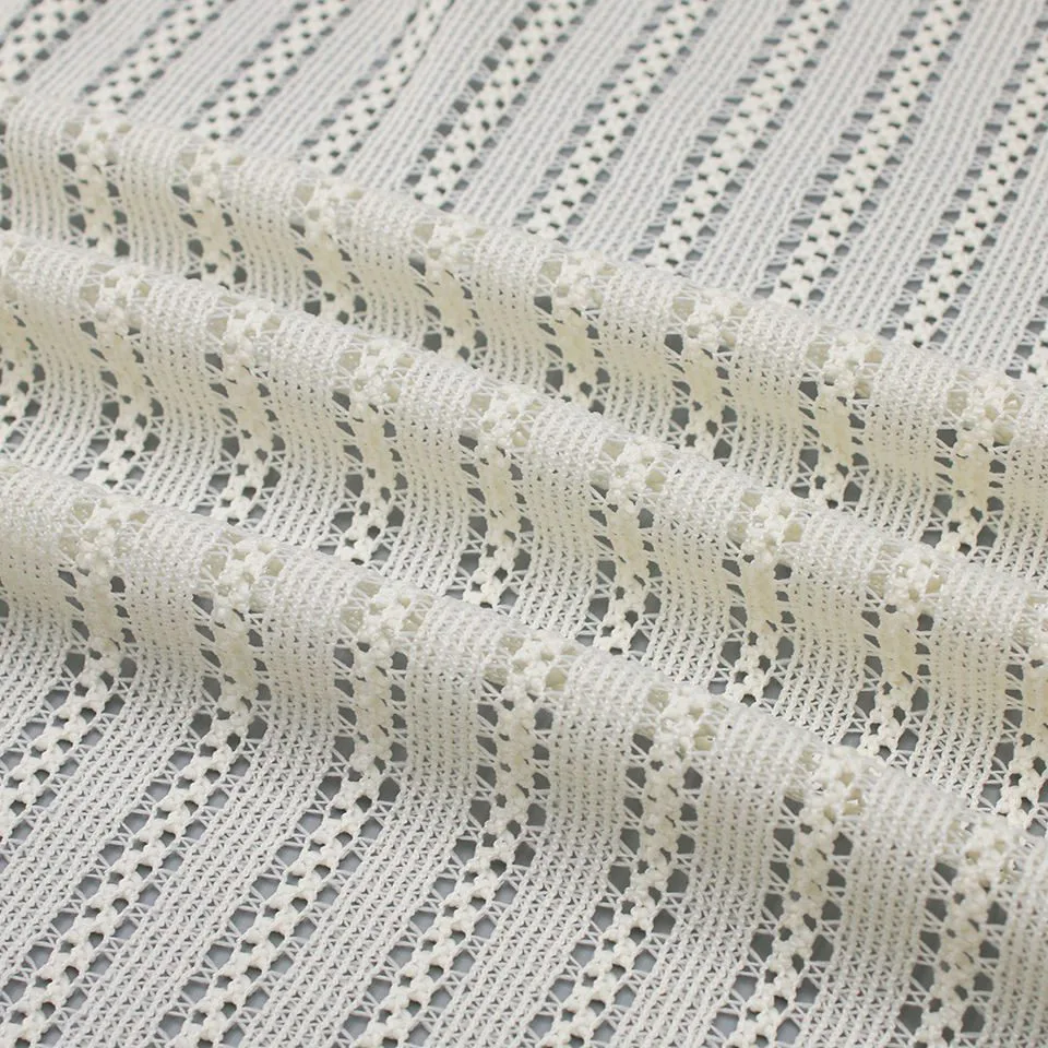 Tissu de dentelle sur tulle en polyester et élasthanne F2302