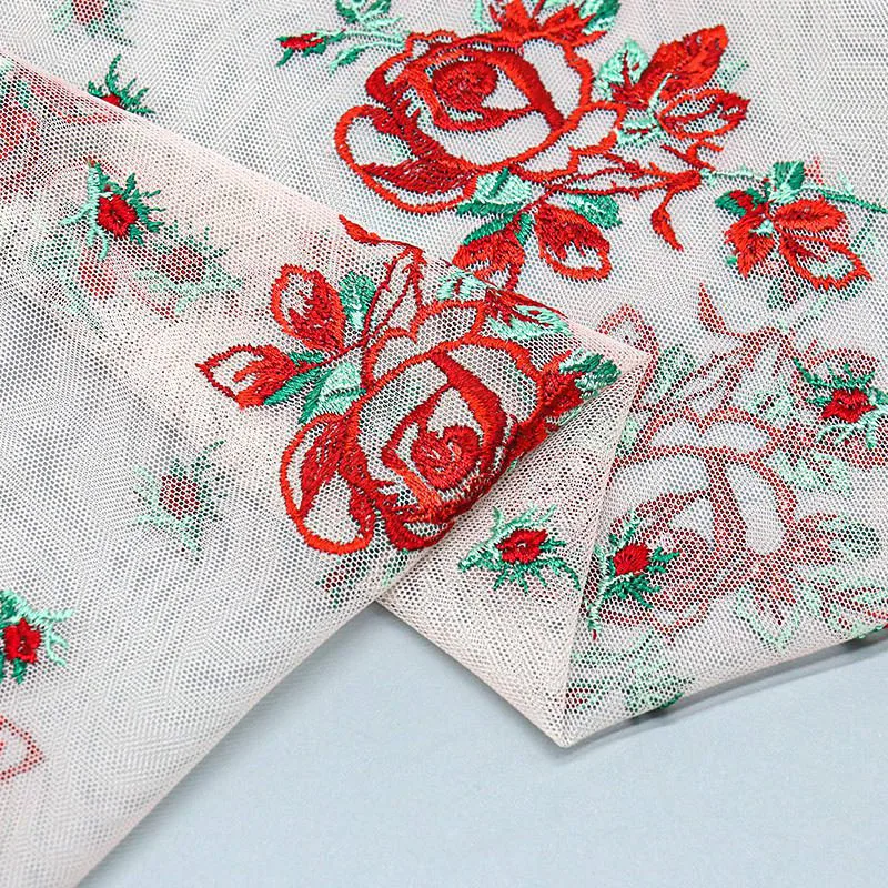 Netzstoff mit roter Rosenstickerei W009280A — Detail 6