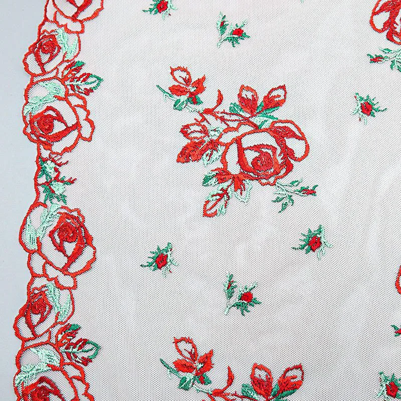 Netzstoff mit roter Rosenstickerei W009280A — Detail 3