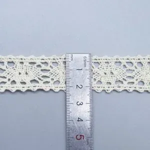 Galon de dentelle en fil de coton au motif complexe, adapté aux ornements de vêtements et aux créations textiles. Galon de dentelle en fil de coton au motif complexe, adapté aux ornements de vêtements et aux créations textiles.