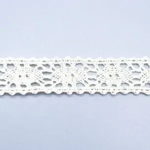 Galon de dentelle en fil de coton naturel, au toucher doux et au travail fin, idéal pour apporter des accents élégants aux vêtements. Galon de dentelle en fil de coton naturel, au toucher doux et au travail fin, idéal pour apporter des accents élégants aux vêtements.