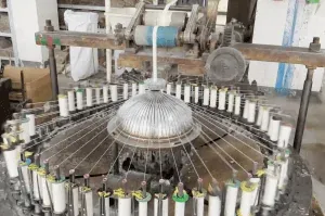 Usine de dentelle en fil de coton montrant des machines à broder de précision à grande vitesse, assurant qualité et régularité. Usine de dentelle en fil de coton montrant des machines à broder de précision à grande vitesse, assurant qualité et régularité.