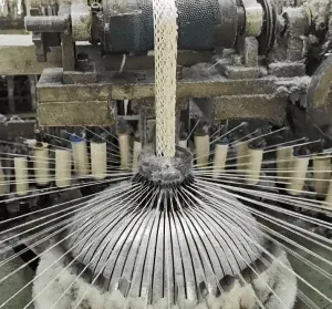 Vista interior de una fábrica de encaje de hilo de algodón de última generación que utiliza sistemas de bordado automatizados para producir encaje con precisión.