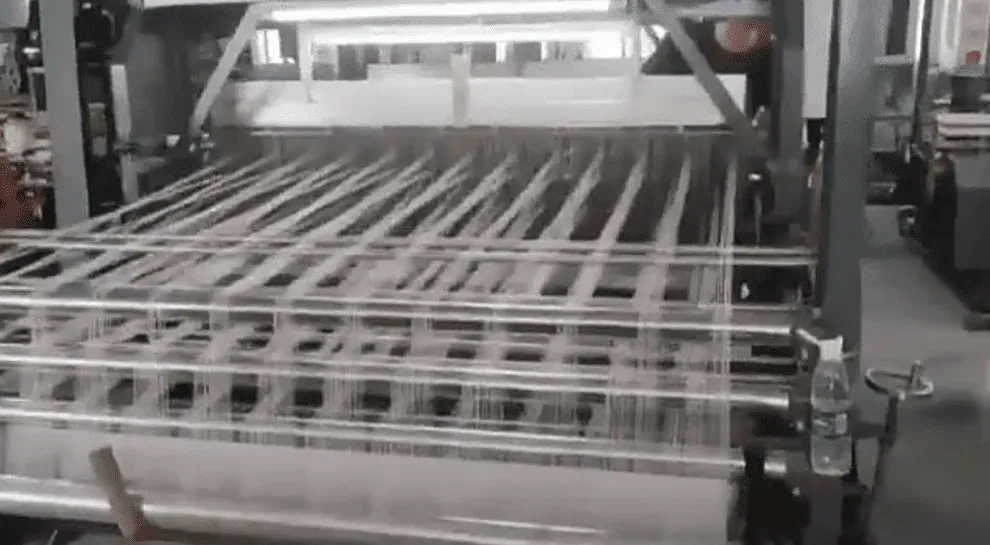 Fertigungsanlagen mit Schwerpunkt auf Spitze aus rotem Baumwollgarn, mit Individualisierung und schneller Musterentwicklung für Modemarken. Fertigungsanlagen mit Schwerpunkt auf Spitze aus rotem Baumwollgarn, mit Individualisierung und schneller Musterentwicklung für Modemarken.