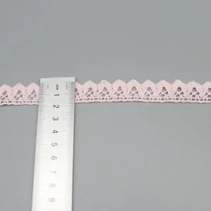 Tira ancha de encaje de algodón con rayas de colores, elaborada para diseñadores que buscan opciones a medida para prendas y complementos protagonistas.