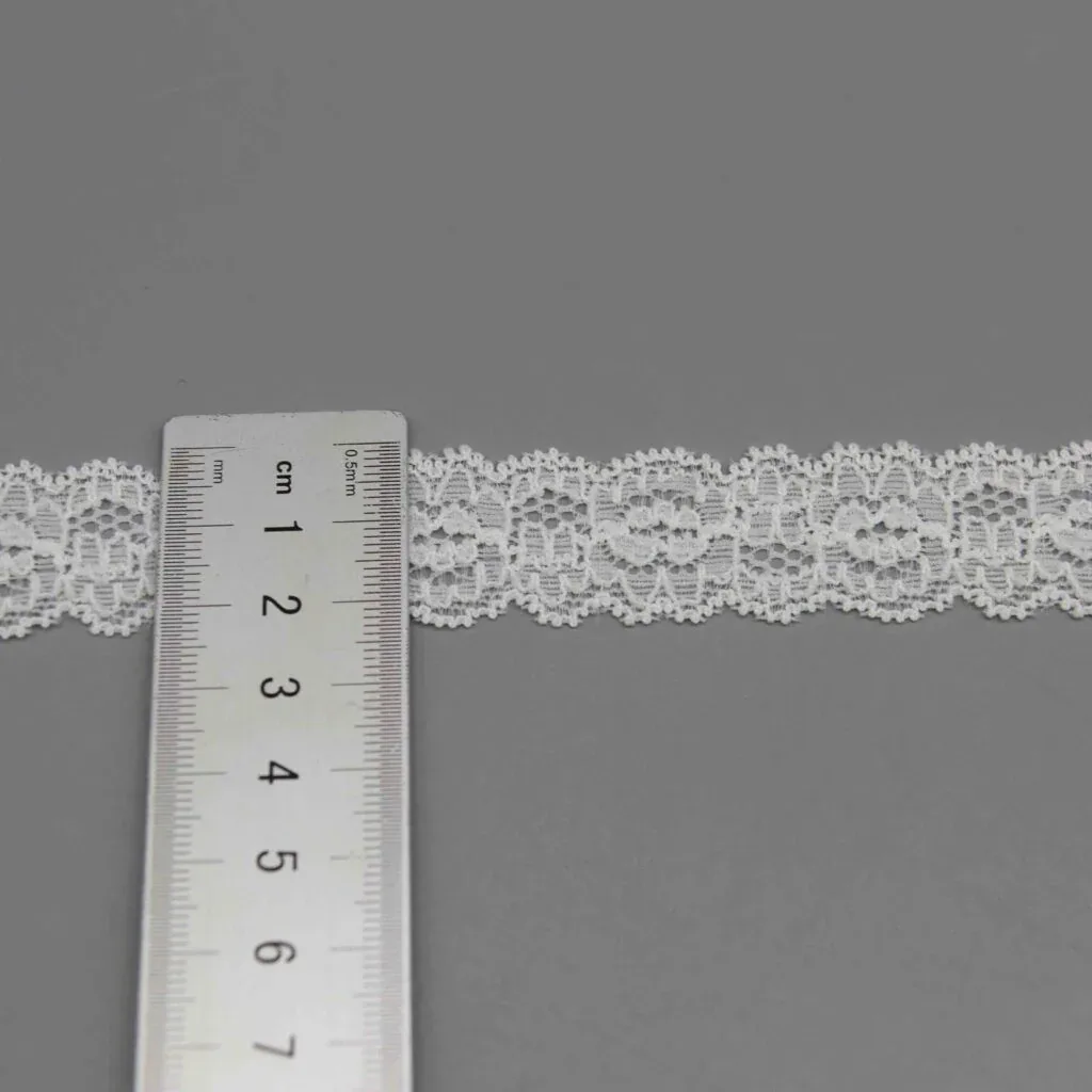 Symmetrische beidseitig gebogte elastische Spitze für Dessousträger und Bastelarbeiten — Detailansicht 2 Symmetrische beidseitig gebogte elastische Spitze für Dessousträger und Bastelarbeiten — Detailansicht 2