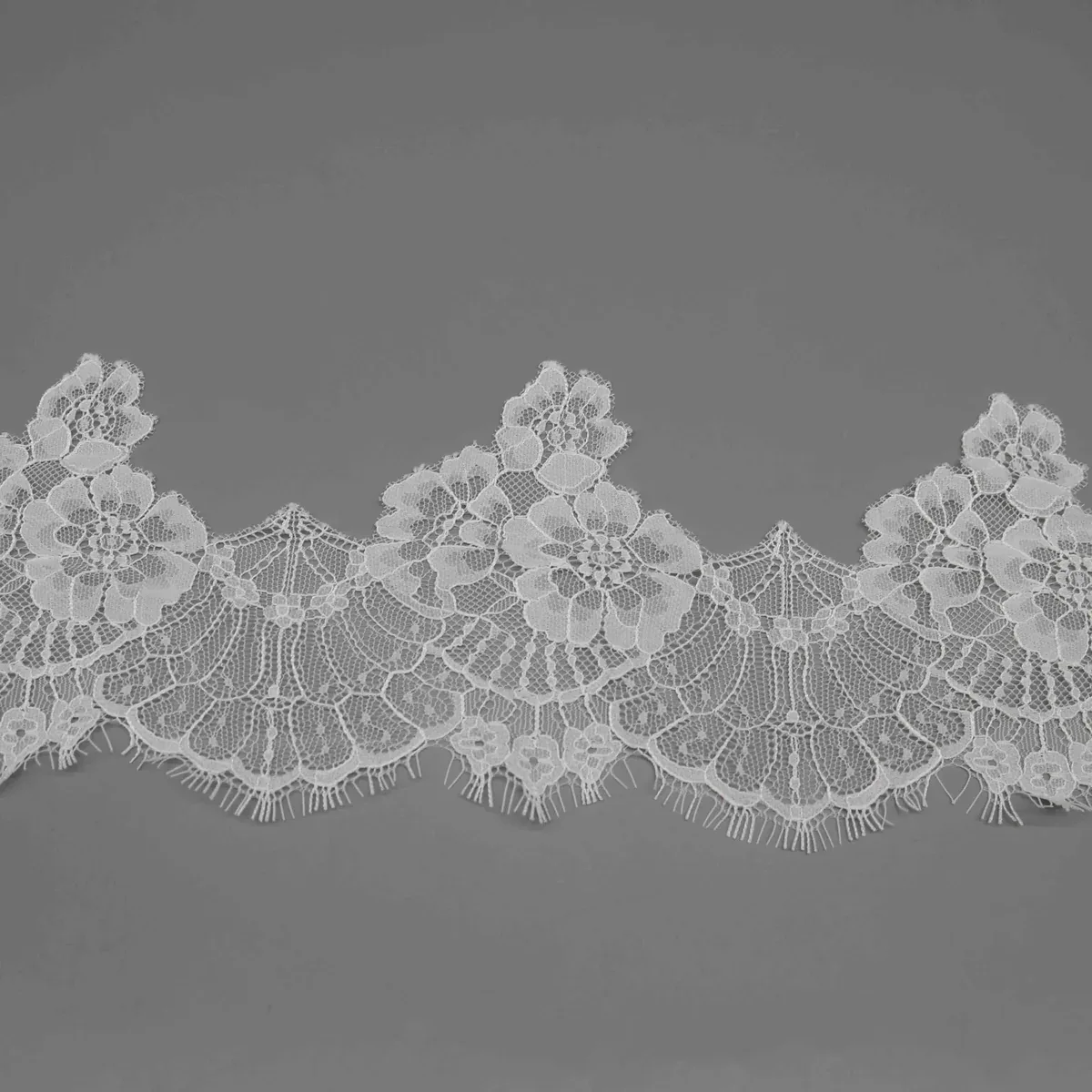 Galon large de dentelle blanche à cils pour robes de mariée et lingerie de luxe — détail du produit Galon large de dentelle blanche à cils pour robes de mariée et lingerie de luxe — détail du produit