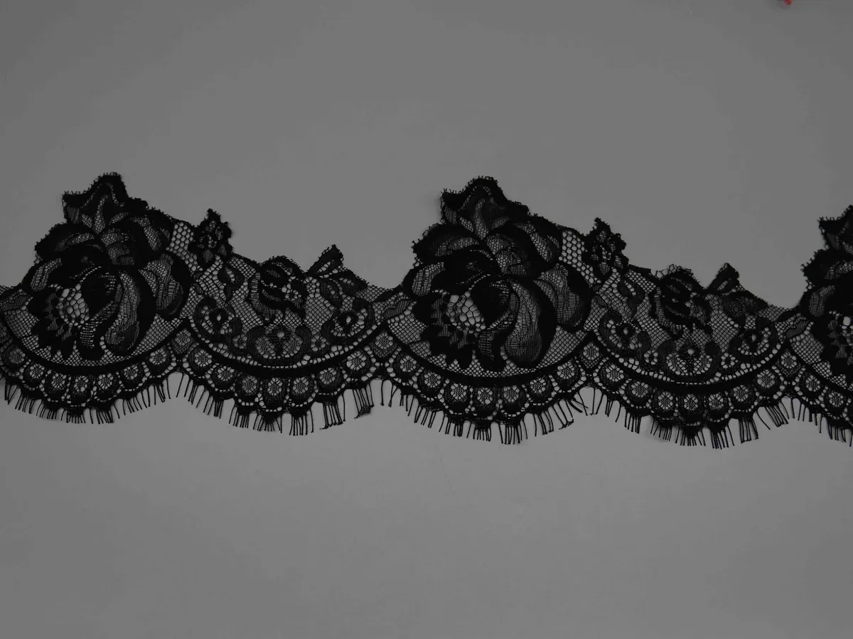 Galon large de dentelle noire à cils pour corsages de couture et bandes de lingerie — détail du produit Galon large de dentelle noire à cils pour corsages de couture et bandes de lingerie — détail du produit