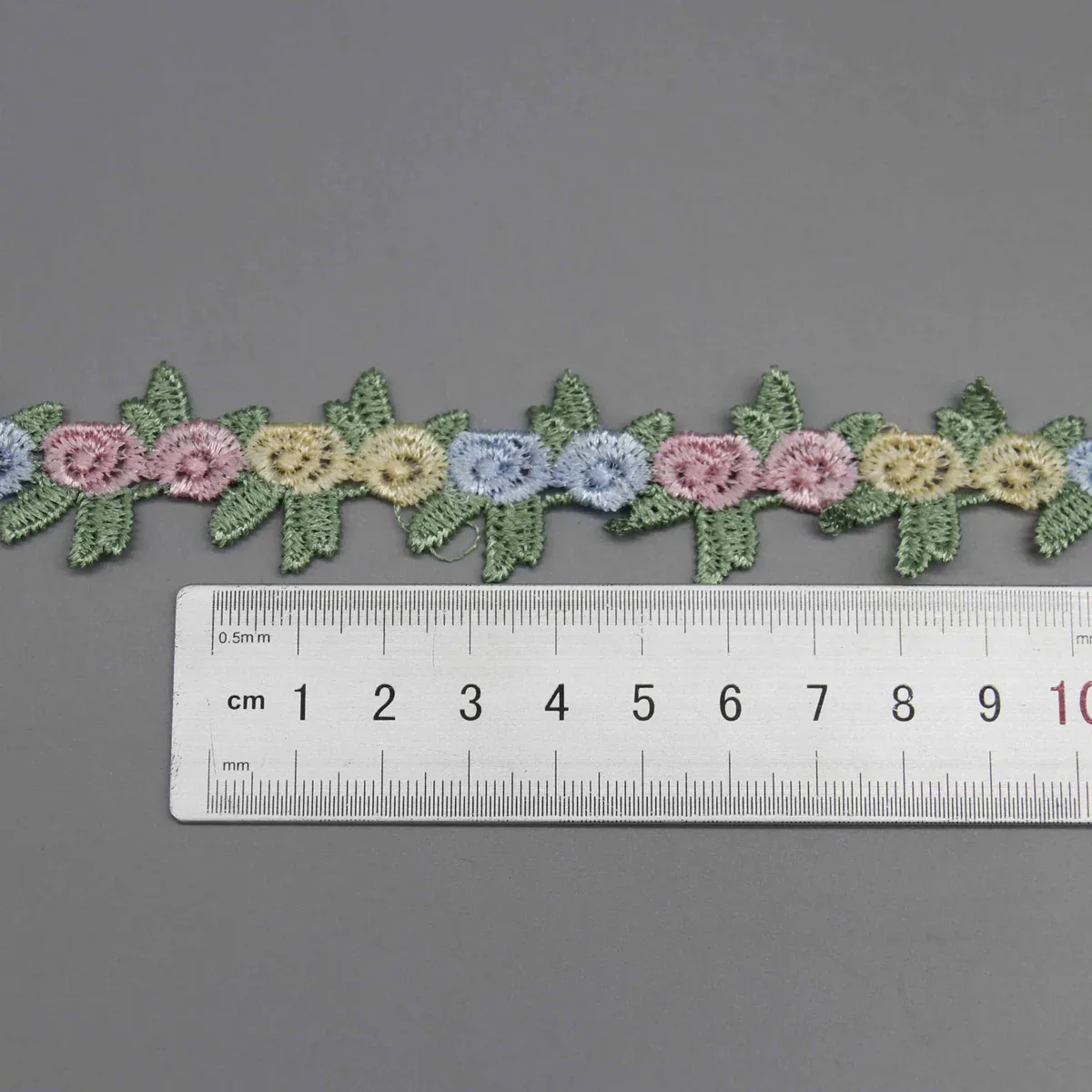 Galon à broderie florale pour couture enfant et décoration intérieure — vue de détail 2
