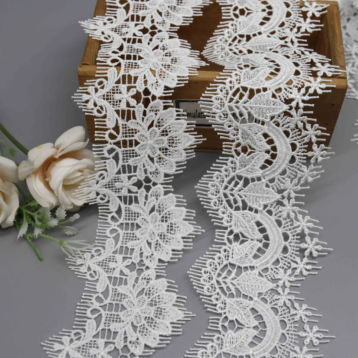 Elegant Decorative Lace Trim for Clothing and Home Textiles — product detail Elegant Decorative Lace Trim for Clothing and Home Textiles — product detail