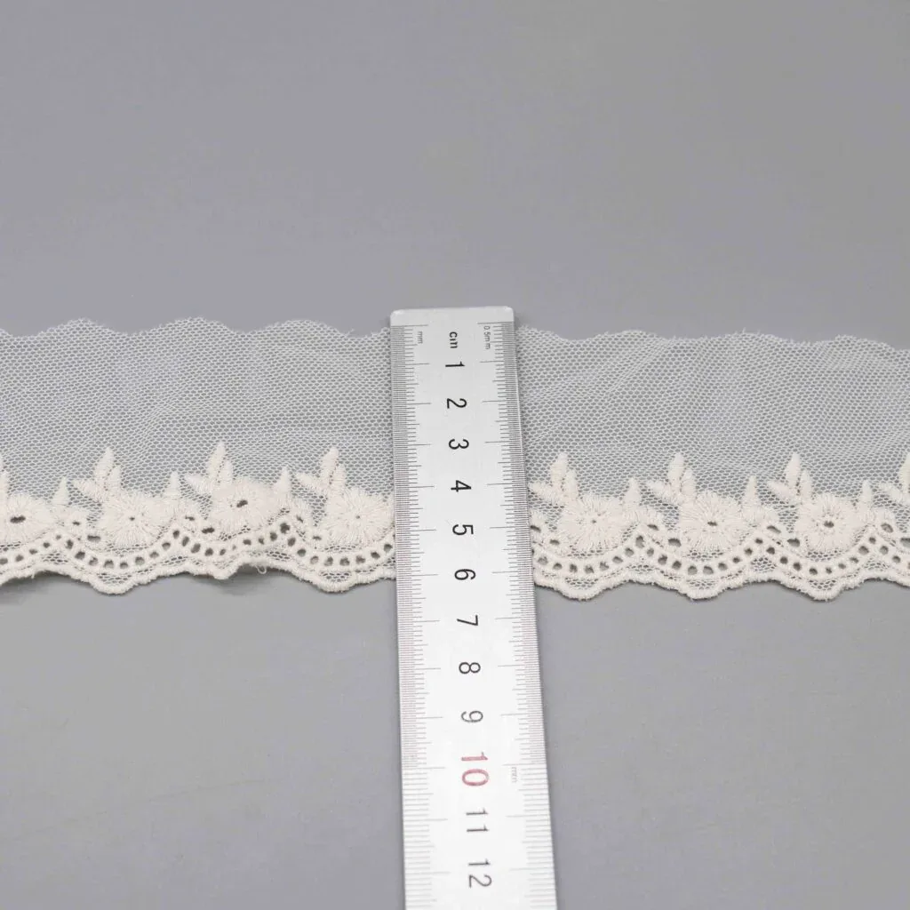 Règle placée verticalement sur le galon pour montrer sa largeur exacte de 6.5cm