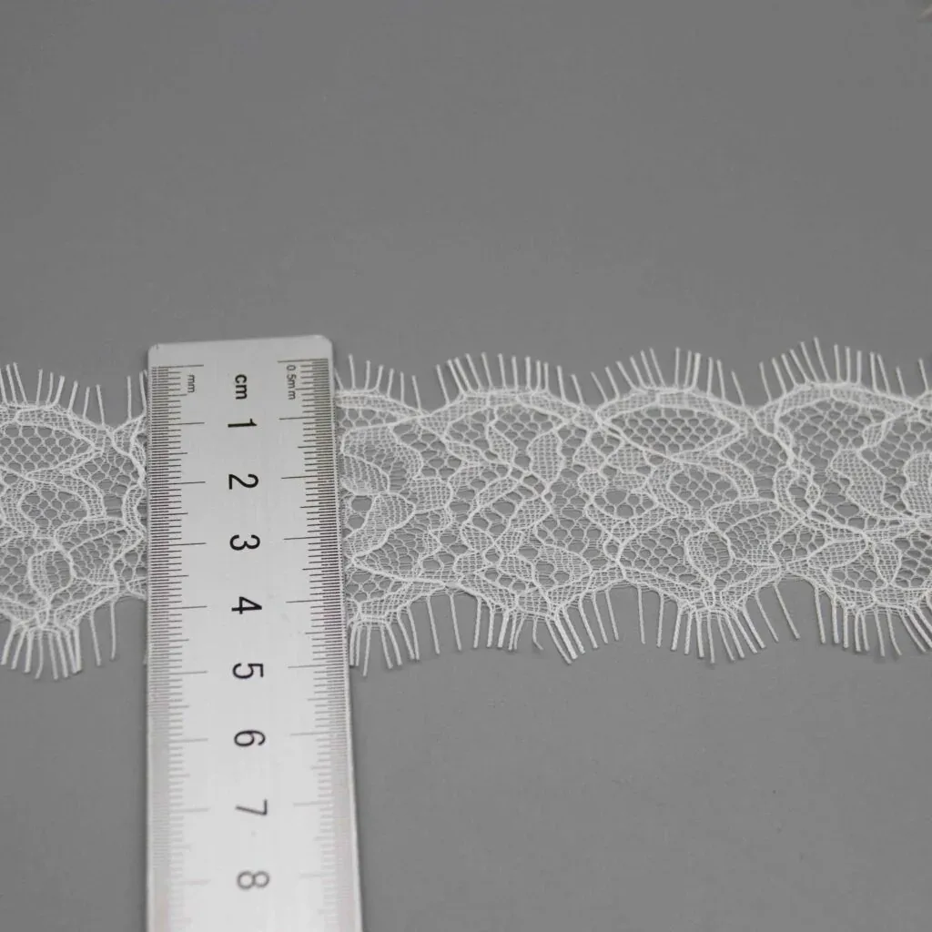 Regla vertical que muestra la anchura exacta de 5cm de la tira decorativa Regla vertical que muestra la anchura exacta de 5cm de la tira decorativa