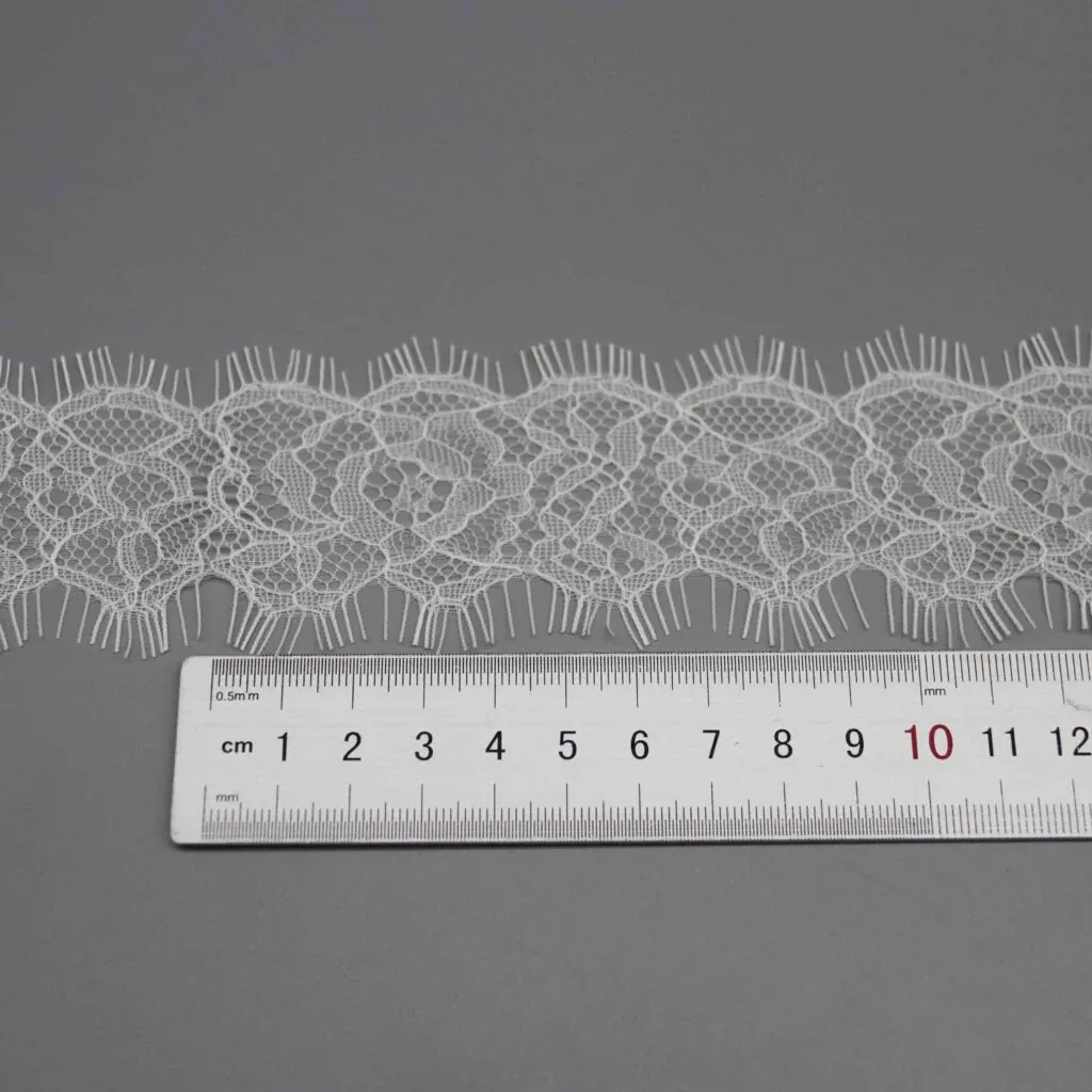 Regla horizontal que muestra la escala y separación de la repetición floral Regla horizontal que muestra la escala y separación de la repetición floral