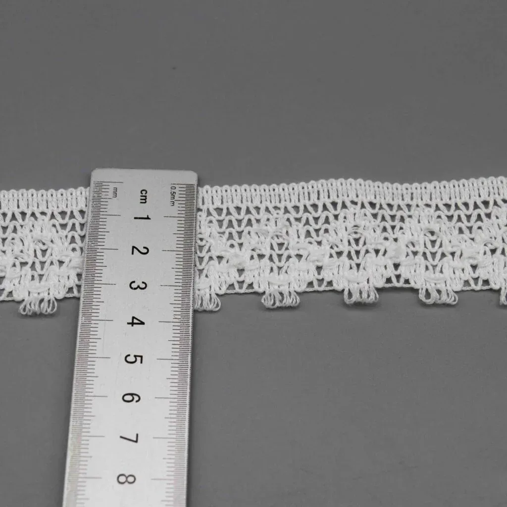 Regla vertical que muestra la anchura exacta de 3.7cm de la tira decorativa Regla vertical que muestra la anchura exacta de 3.7cm de la tira decorativa