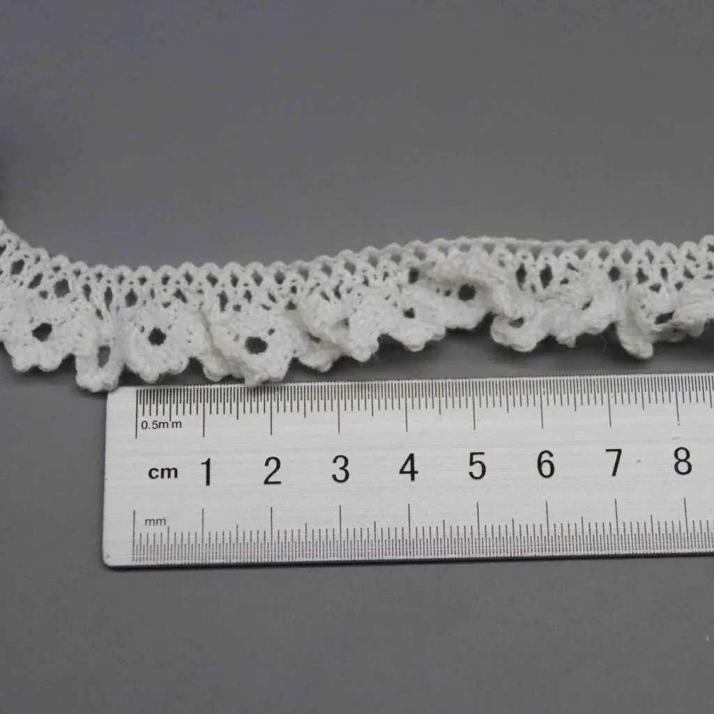 Regla vertical que muestra la anchura exacta de 1.7cm de la tira decorativa Regla vertical que muestra la anchura exacta de 1.7cm de la tira decorativa