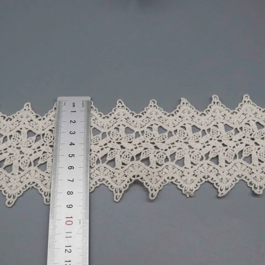 Senkrecht angelegtes Lineal zeigt die genaue Breite von 9cm Senkrecht angelegtes Lineal zeigt die genaue Breite von 9cm