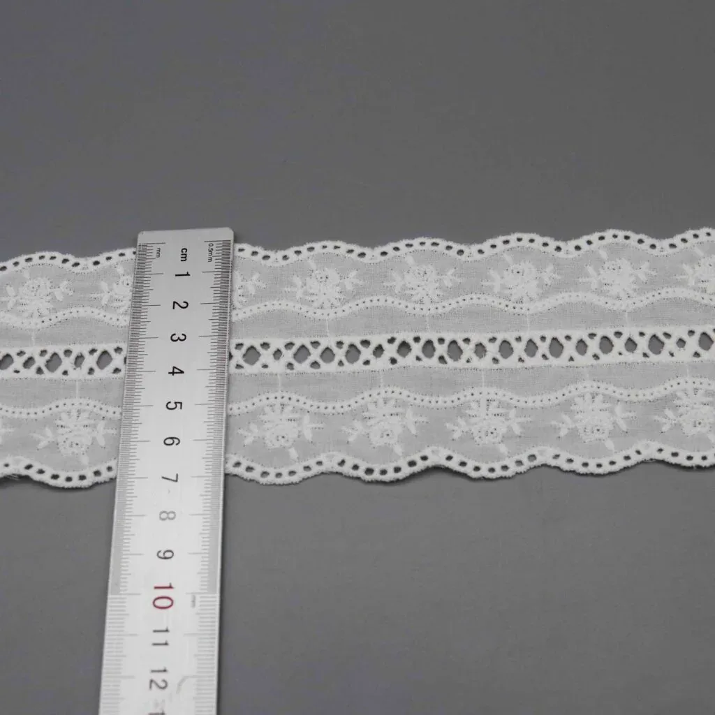 Senkrecht angelegtes Lineal zeigt die genaue Breite von 7.3cm Senkrecht angelegtes Lineal zeigt die genaue Breite von 7.3cm