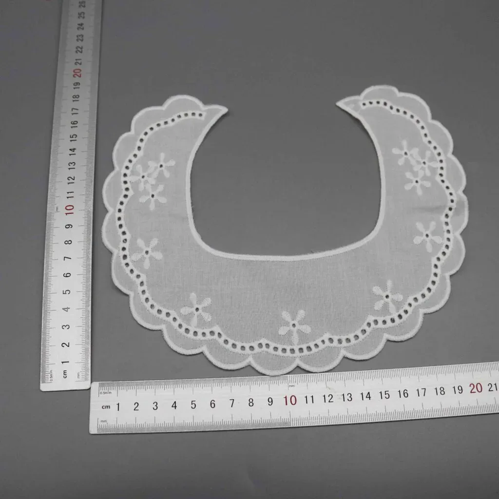 Senkrechtes Lineal zeigt die Länge von 17cm des Bubikragen-Accessoires Senkrechtes Lineal zeigt die Länge von 17cm des Bubikragen-Accessoires