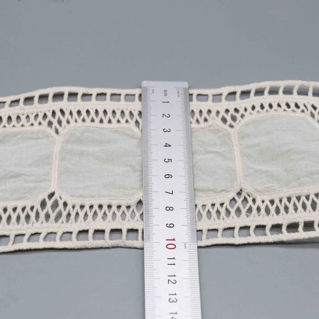 Senkrecht angelegtes Lineal zeigt die genaue Breite von 10.3cm Senkrecht angelegtes Lineal zeigt die genaue Breite von 10.3cm