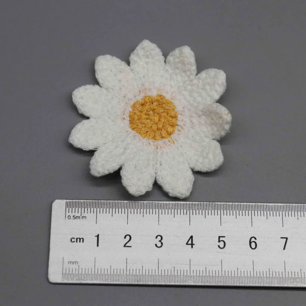 Composición comparativa con variantes de margarita de 2.3cm, 3.3cm y 5.3cm como referencia de escala