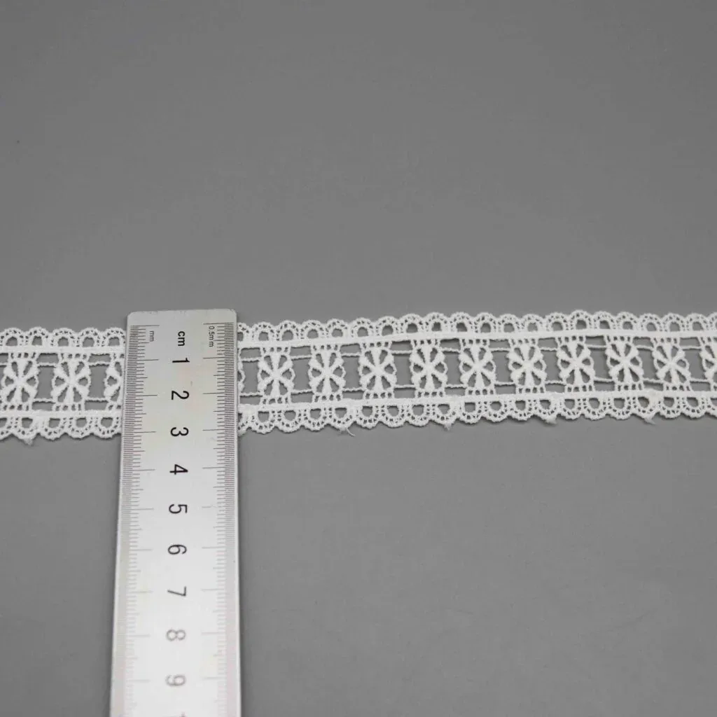 Senkrecht angelegtes Lineal zeigt die genaue Breite von 3cm Senkrecht angelegtes Lineal zeigt die genaue Breite von 3cm