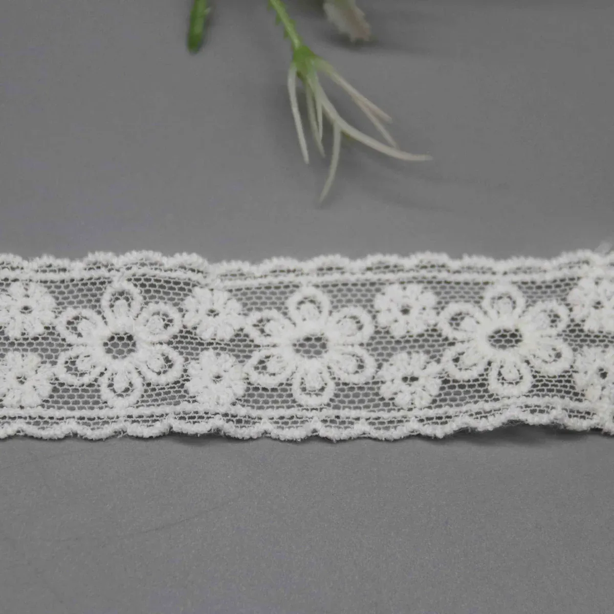 Baumwoll-Netzstickspitzenband, weiße florale Spitzenborte für Bekleidungskanten — Detailansicht 2 Baumwoll-Netzstickspitzenband, weiße florale Spitzenborte für Bekleidungskanten — Detailansicht 2