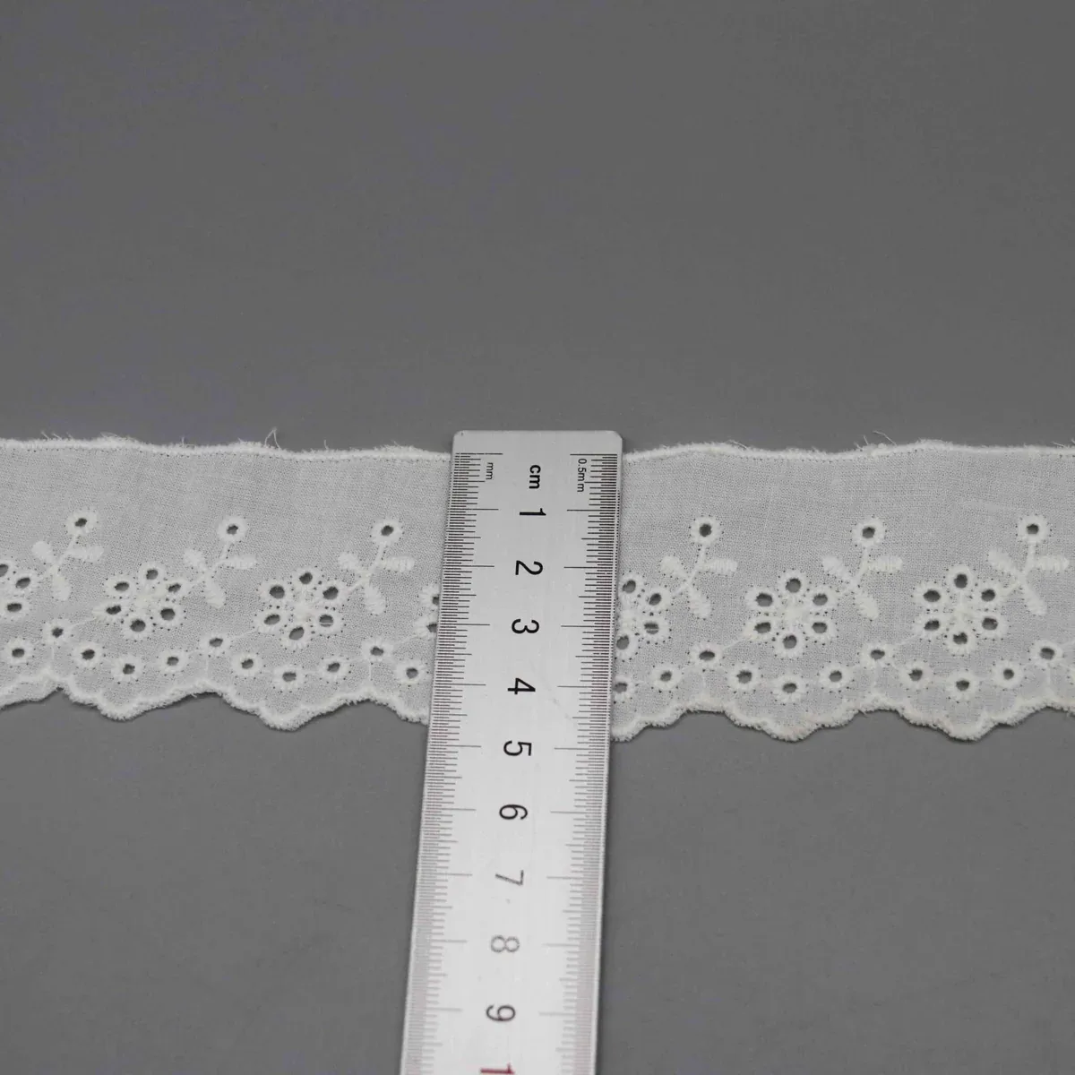 Tira de encaje de bordado inglés de algodón para vestidos, calzado y manualidades de costura — vista de detalle 2 Tira de encaje de bordado inglés de algodón para vestidos, calzado y manualidades de costura — vista de detalle 2