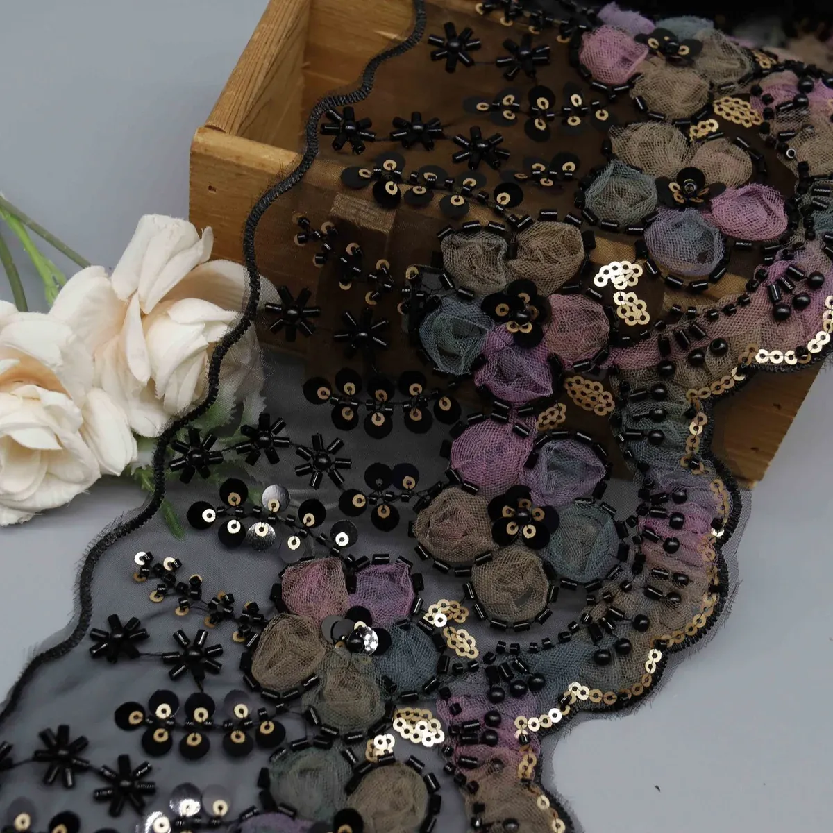 3D-Blumenspitzenborte mit Perlen zur Verzierung von Couture-Kleidern, Produktdetailansicht 3