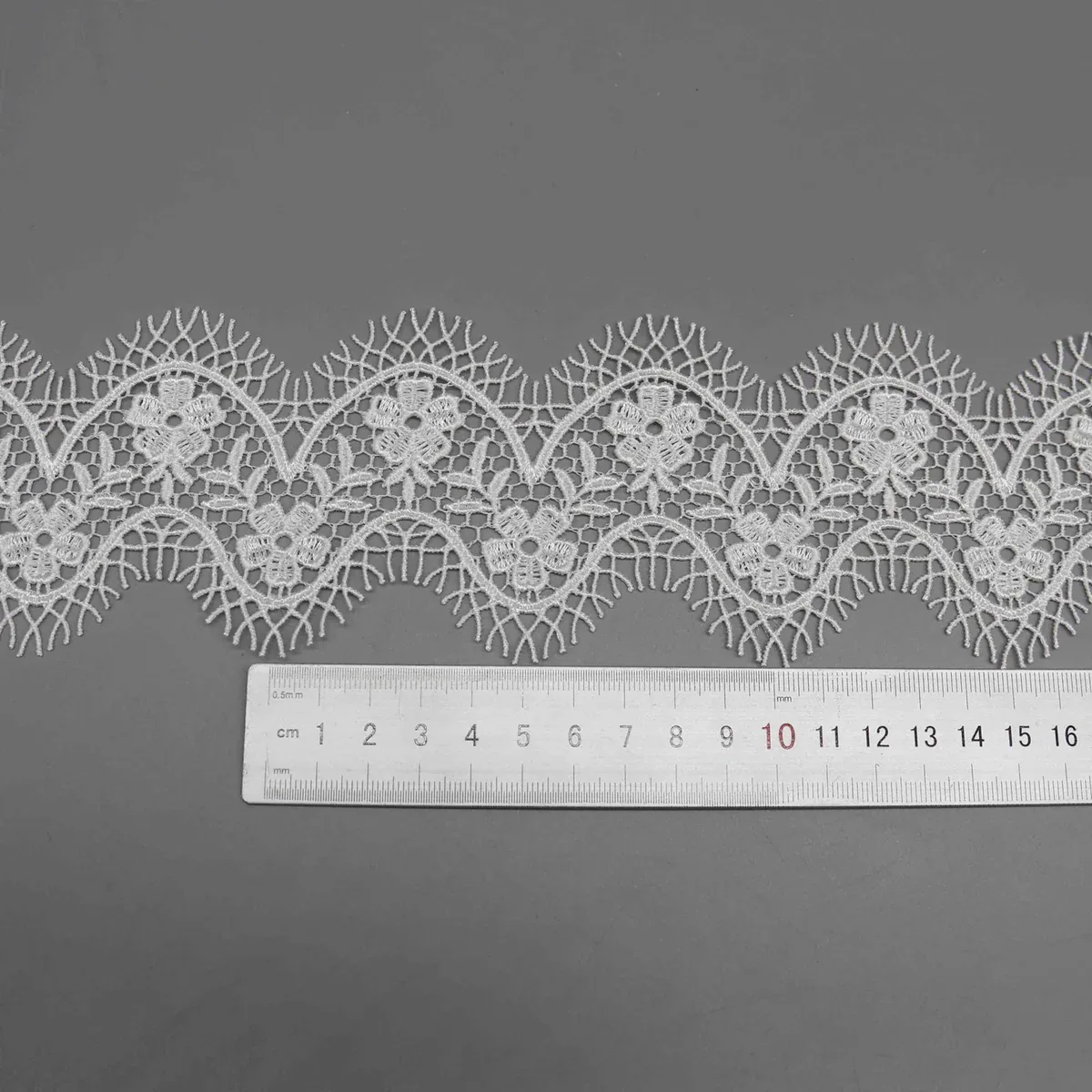 Guipure-Spitzenborte direkt vom Hersteller für Brautkleid- und Couture-Kanten — Detail 2 Guipure-Spitzenborte direkt vom Hersteller für Brautkleid- und Couture-Kanten — Detail 2
