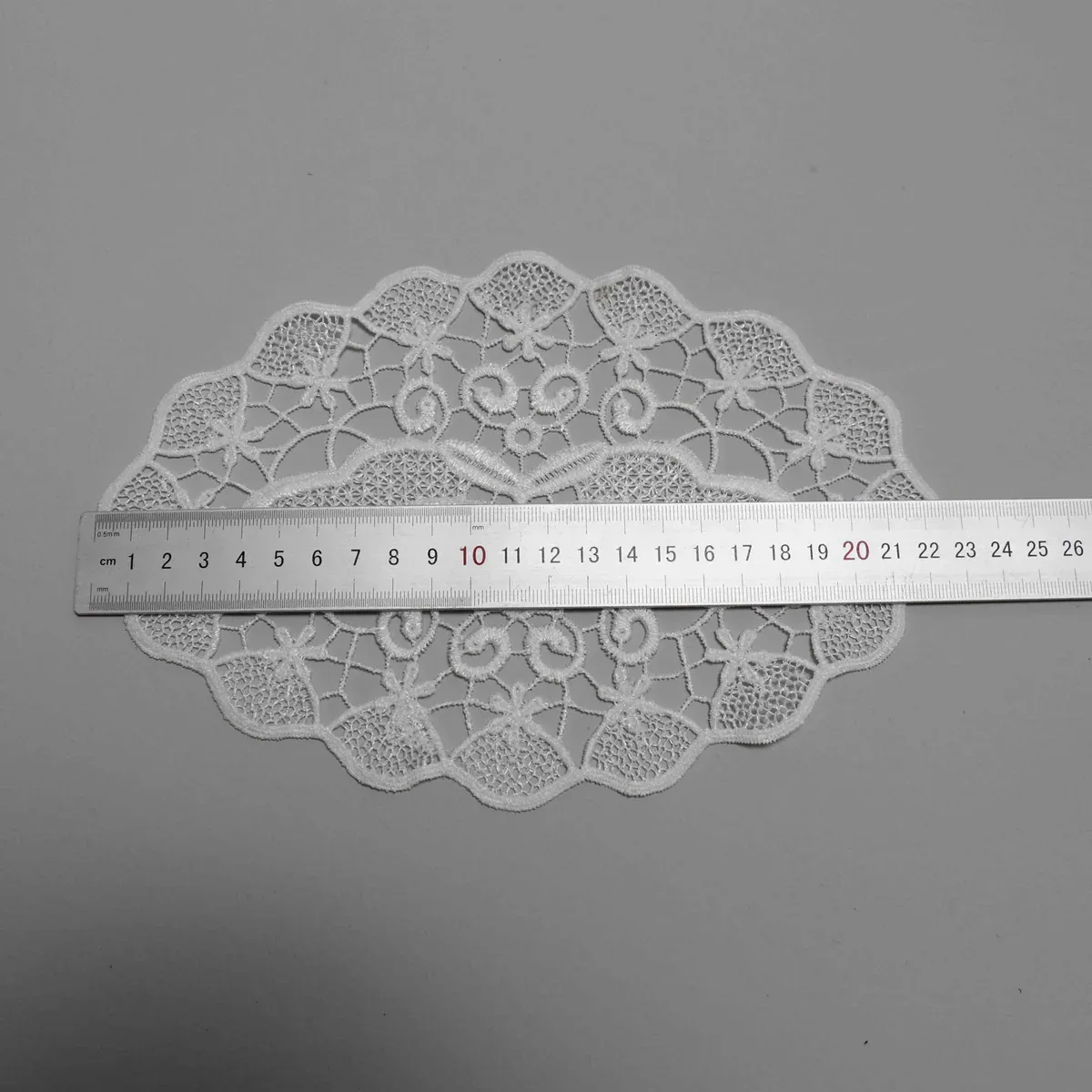 Spitzenapplikation / Deckchen mit symmetrischem Blumen- und Schmetterlingsmotiv für Wohnaccessoires — Detail 1 Spitzenapplikation / Deckchen mit symmetrischem Blumen- und Schmetterlingsmotiv für Wohnaccessoires — Detail 1