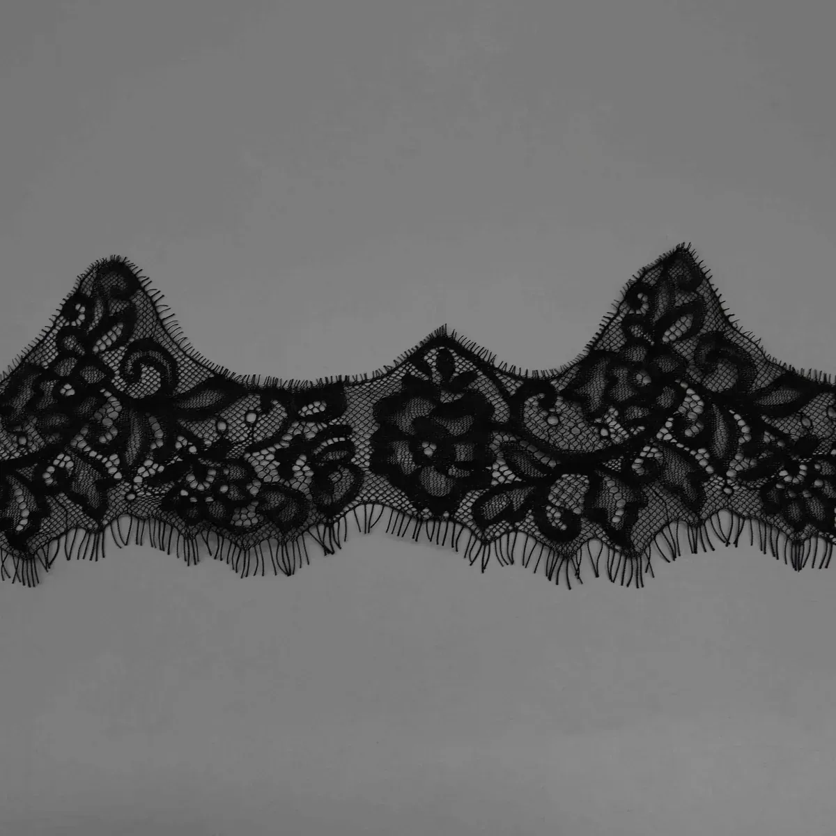Galon large de dentelle noire à cils pour lingerie de luxe et robes de couture — détail du produit Galon large de dentelle noire à cils pour lingerie de luxe et robes de couture — détail du produit