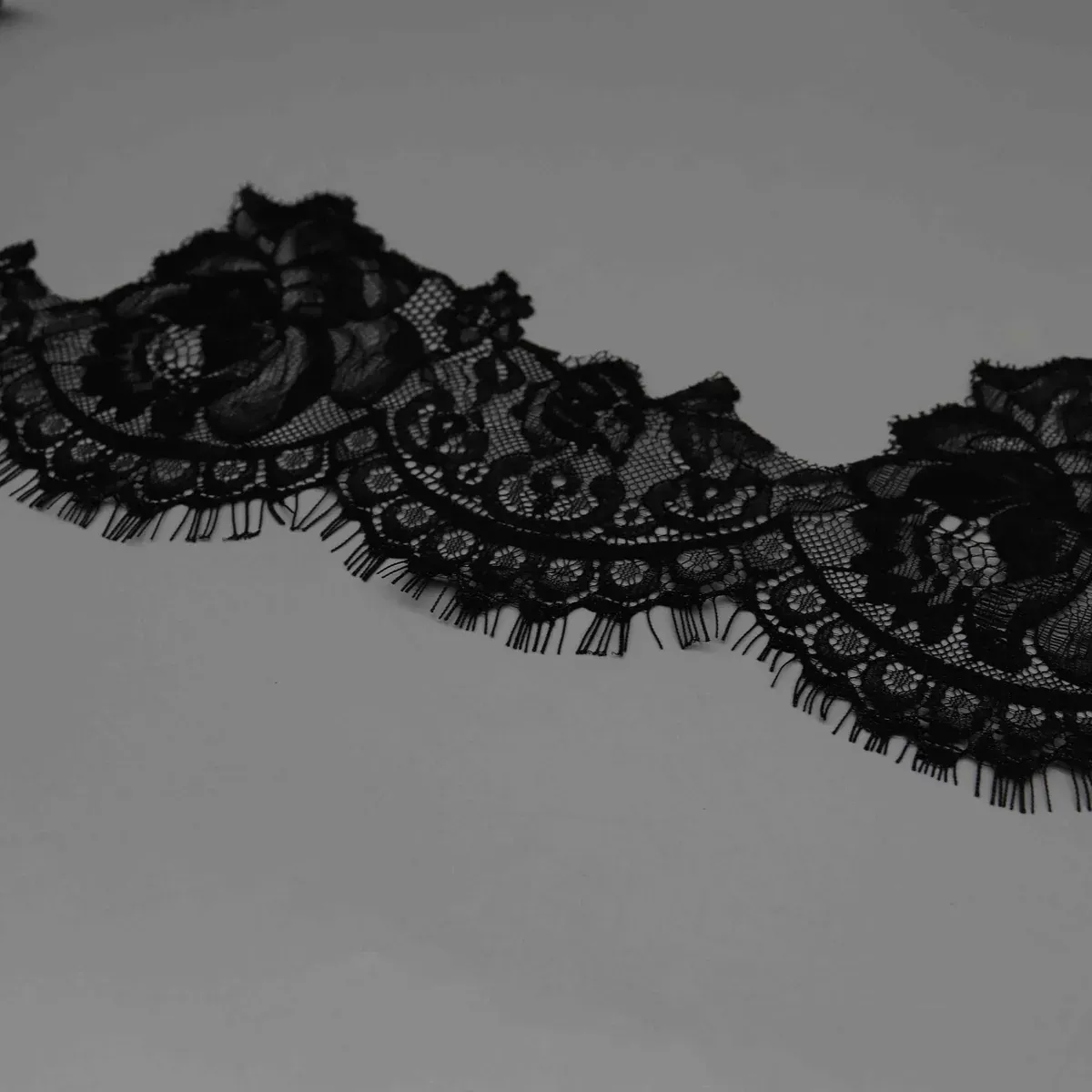 Galon large de dentelle noire à cils pour corsages de couture et bandes de lingerie, vue principale du produit
