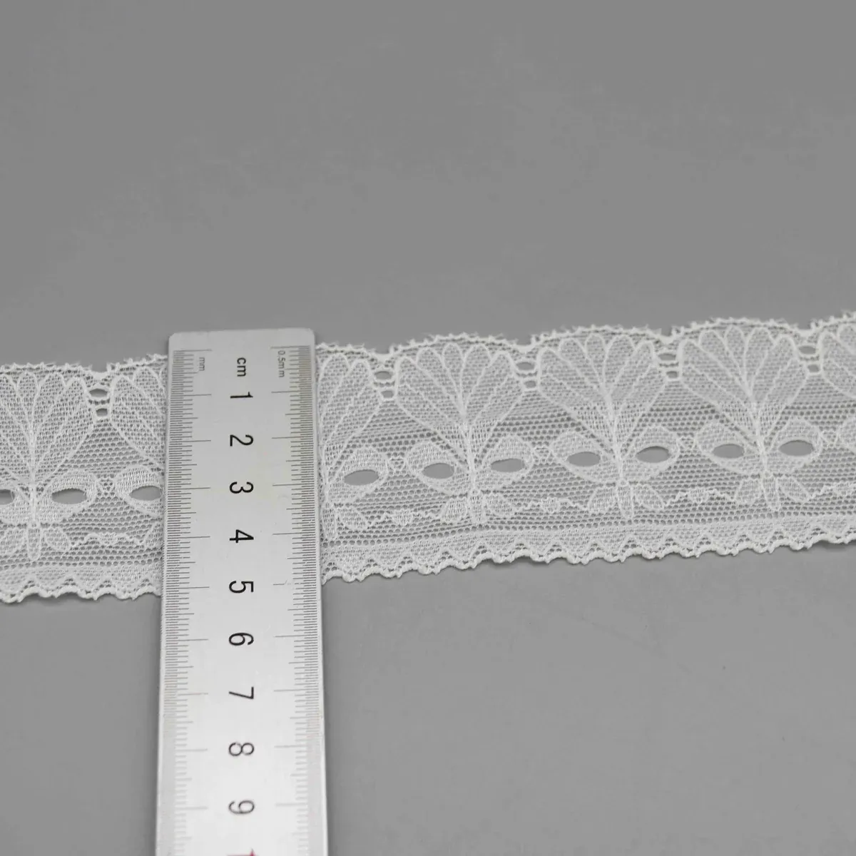 Galons de dentelle extensible étroits et larges pour ensembles coordonnés de lingerie et de vêtements — vue de détail 2 Galons de dentelle extensible étroits et larges pour ensembles coordonnés de lingerie et de vêtements — vue de détail 2
