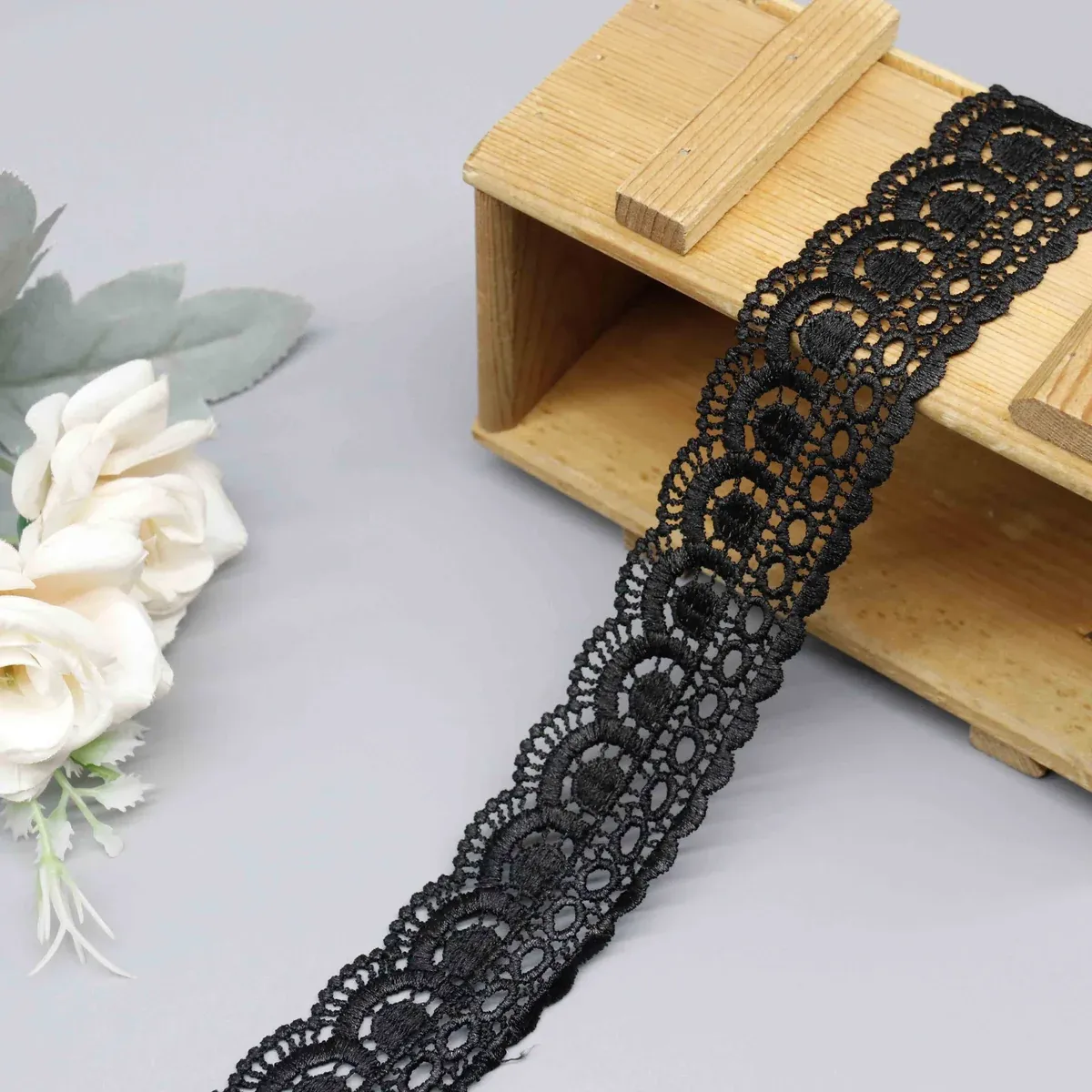 Elegant Scalloped Lace Trim for Garment Edging and Decoration, main product view