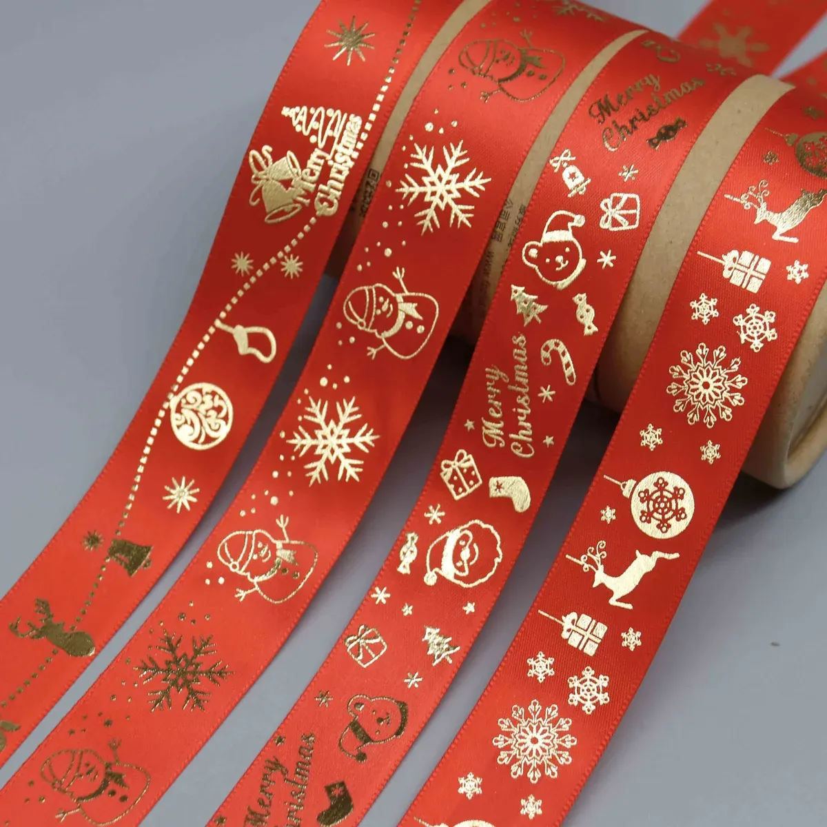 Cinta festiva estampada con lámina dorada para envolver regalos navideños — vista de detalle 2 Cinta festiva estampada con lámina dorada para envolver regalos navideños — vista de detalle 2