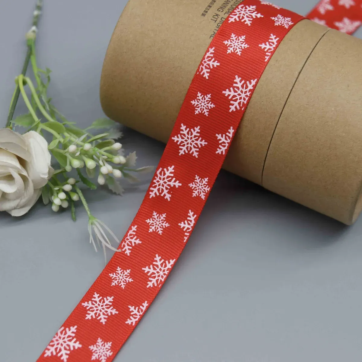 Cinta de grosgrain estampada con copos de nieve para envolver regalos, vista principal del producto