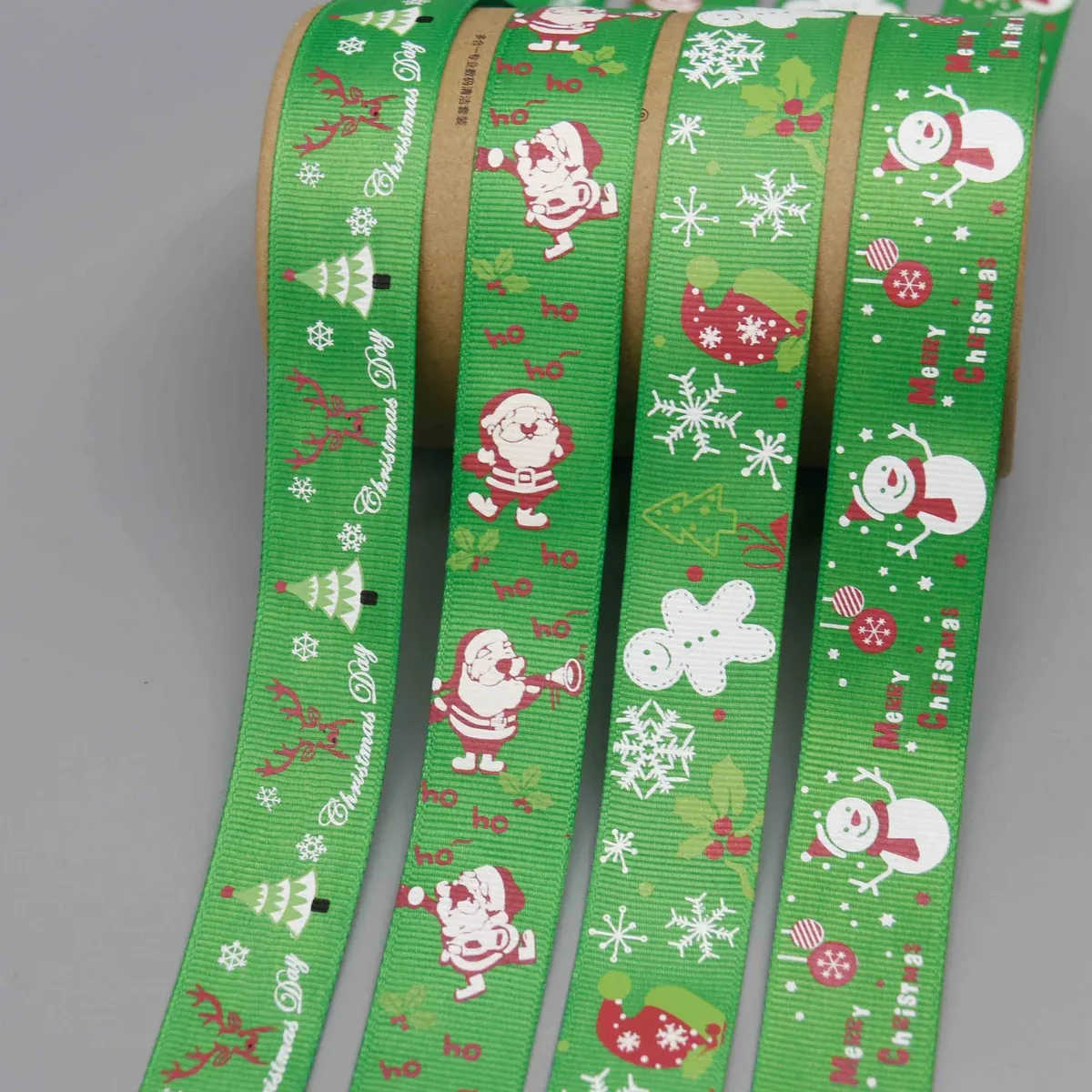 Cinta de grosgrain estampada con Papá Noel, muñeco de nieve y reno para envolver regalos, vista principal del producto