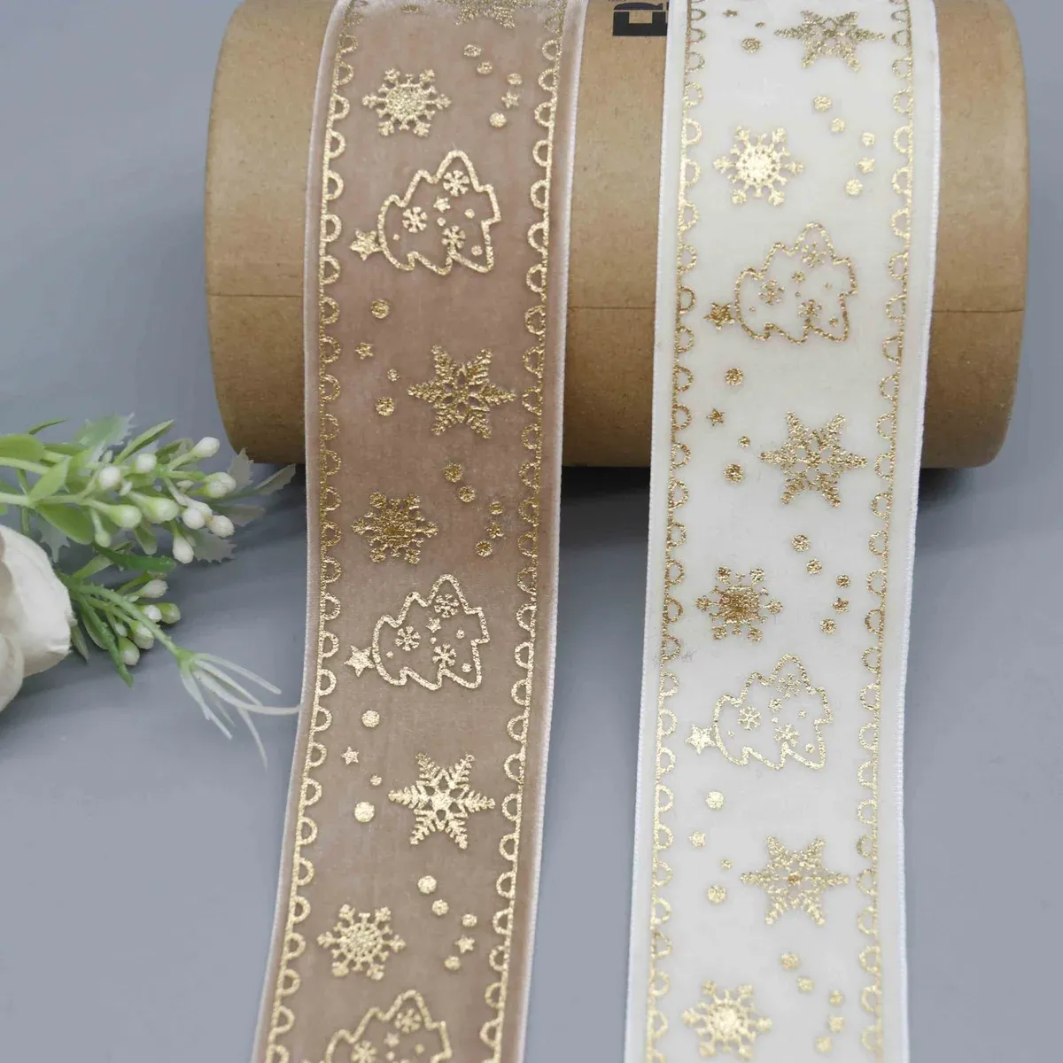 Cinta de terciopelo con motivos navideños de copos de nieve y árboles para envolver regalos, vista principal del producto