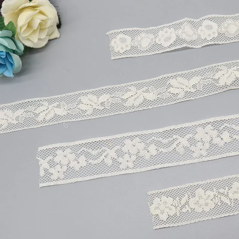 Perlenbesetzte Spitzenborte mit Lilienstickerei aus 100% Polyester, 6cm, für Abend- und Brautmode, Produktdetailansicht 3