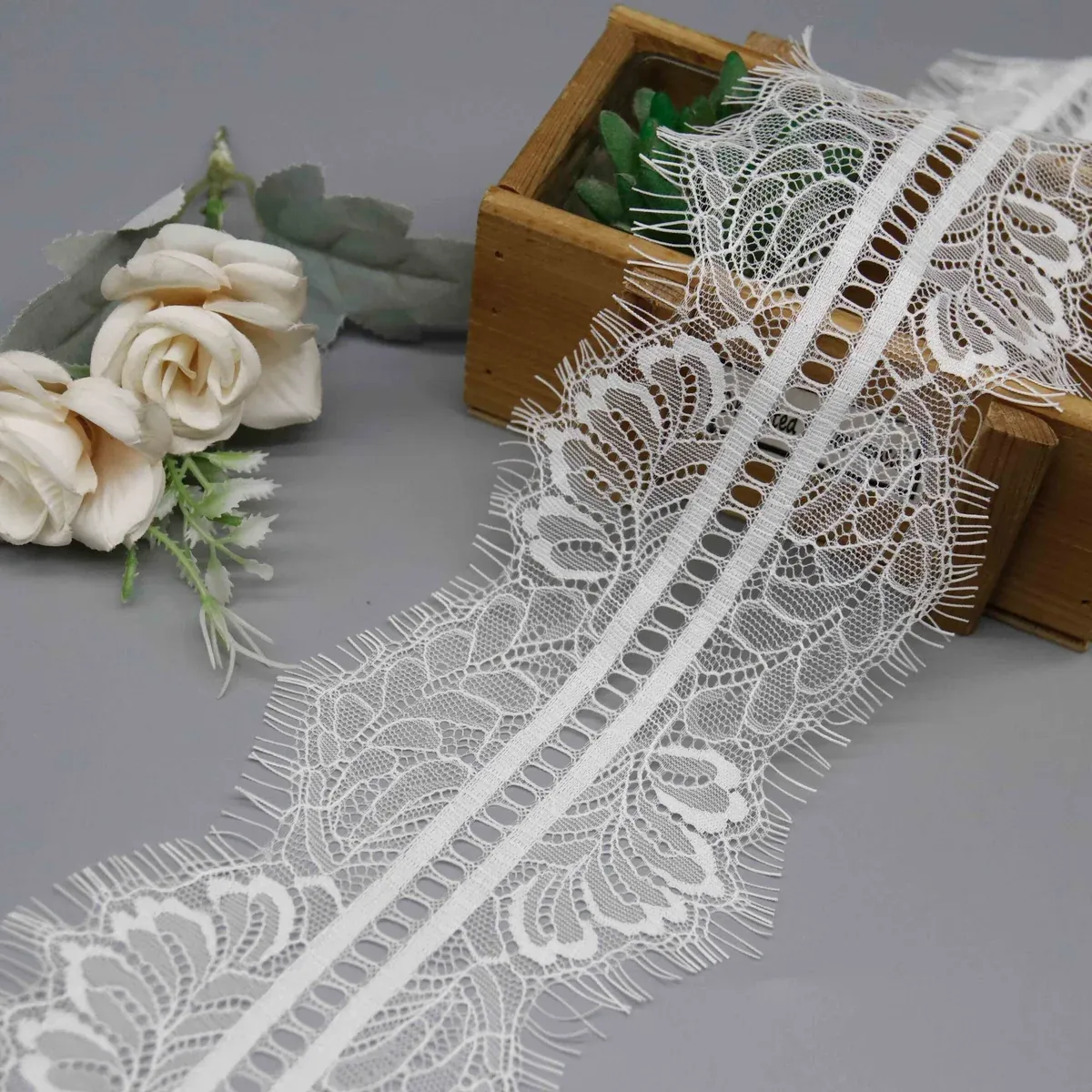 Encaje Chantilly floral con pestañas, 100% nailon, 10cm, para vestidos de novia; vista principal