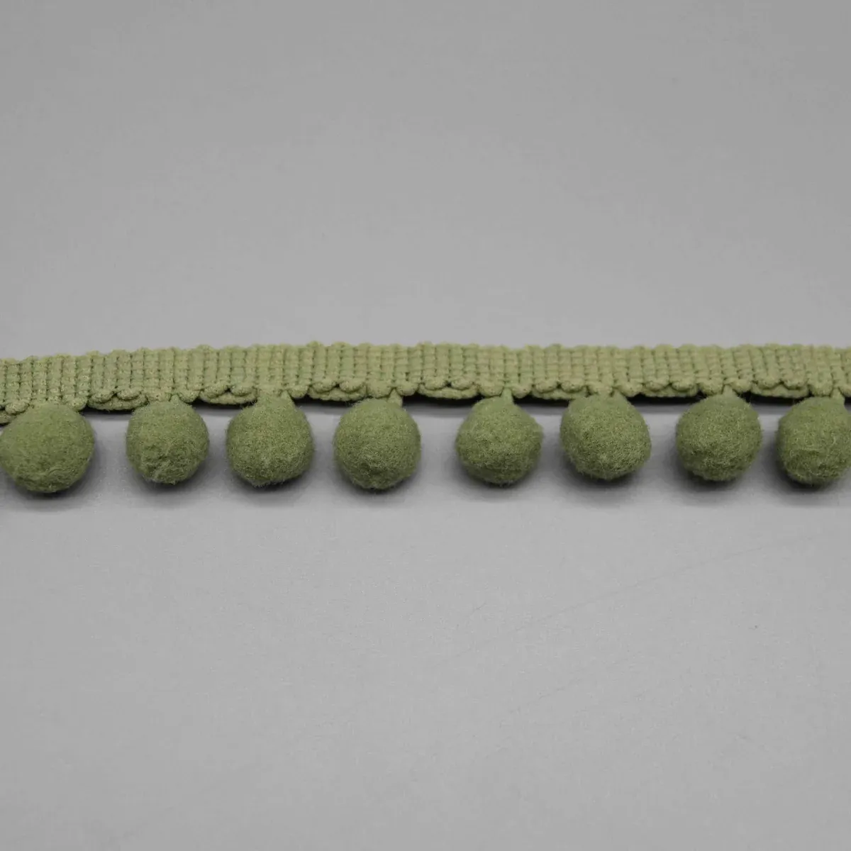 Tira de encaje con pompones afelpados color oliva, 100% poliamida, de 2cm, para textiles del hogar, vista de detalle 2 del producto