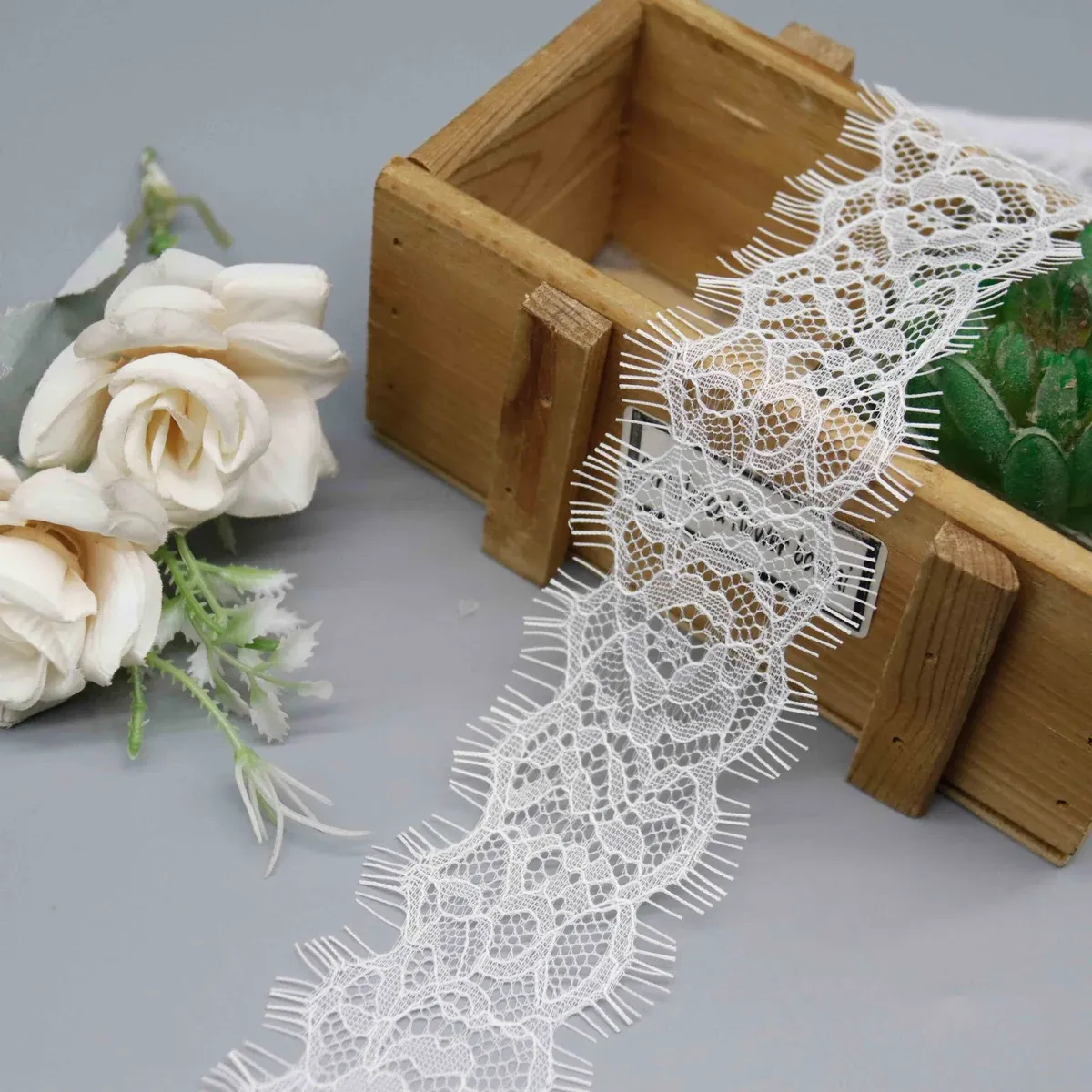 Tira de encaje floral Chantilly con borde de pestañas, 100% poliamida, de 5cm, para lencería, vista principal del producto
